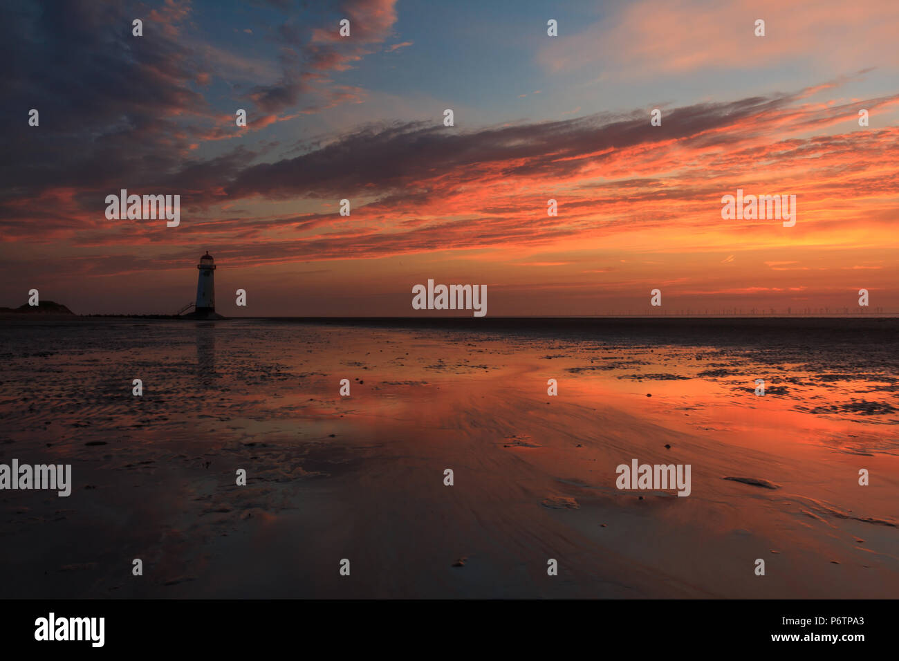 Sonnenuntergang am Point of Ayr (talacre) Leuchtturm, an der Küste von Nordwales Stockfoto