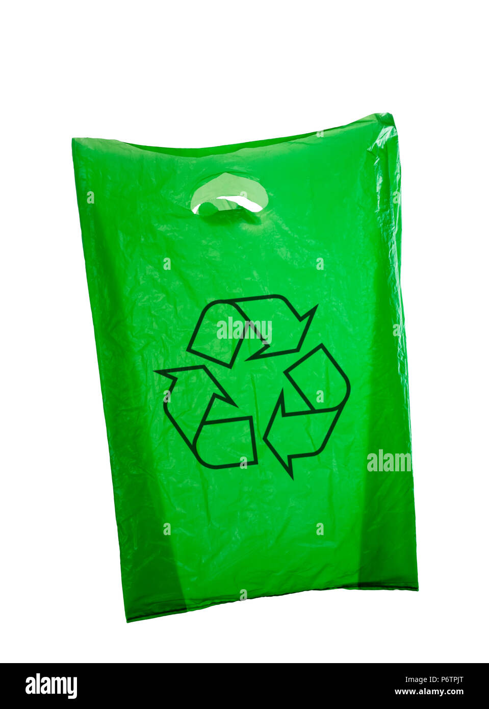 Grüne Plastiktüte auf Weiß, alte wiederverwendet Tasche isoliert. Stockfoto