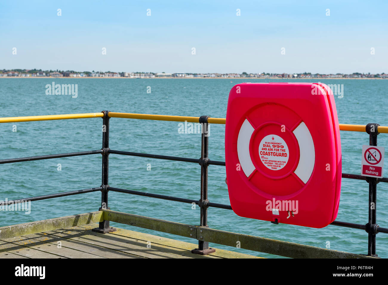 Leben beltor Schwimmweste auf der Pier in Southend on Sea. Stockfoto