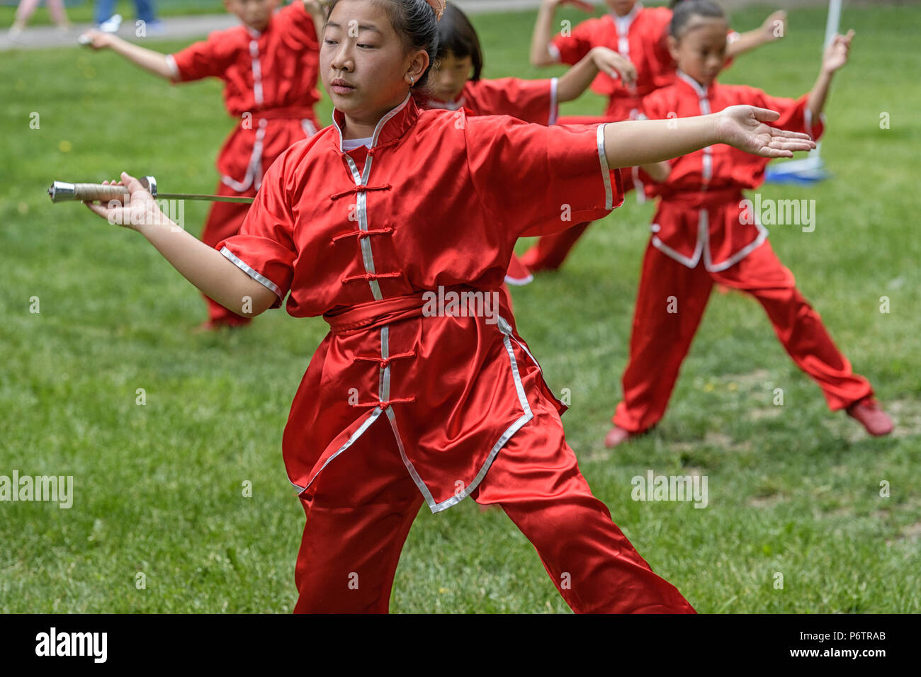 Die chinesische Kampfkunst (Wushu) Demonstration in Calgary's Chinatown während Kanada Tag feiern Stockfoto