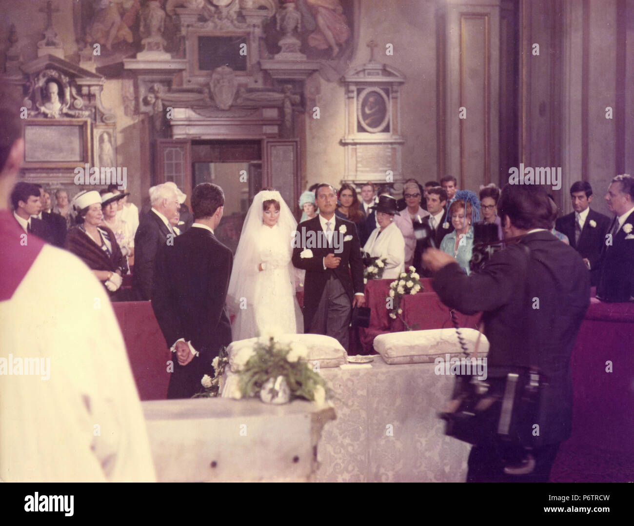 Italienische Schauspieler Alberto Sordi und Tina Aumont im Film Scusi Lei è Favorevole a contrario?, 1967 Stockfoto