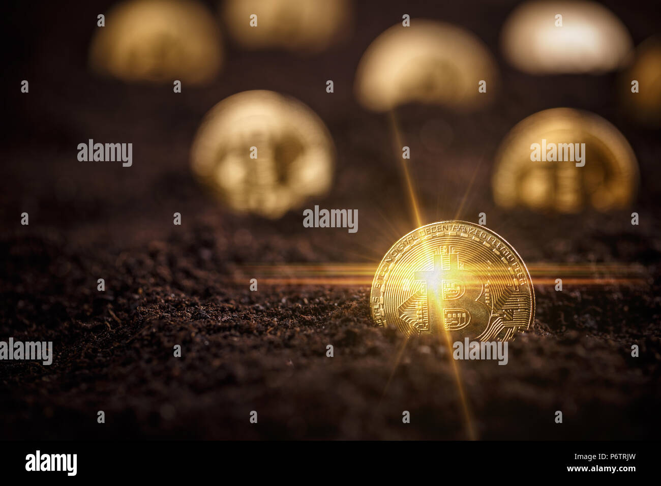 Golden Bitcoins. Neue virtuelle Geld im Boden Stockfoto