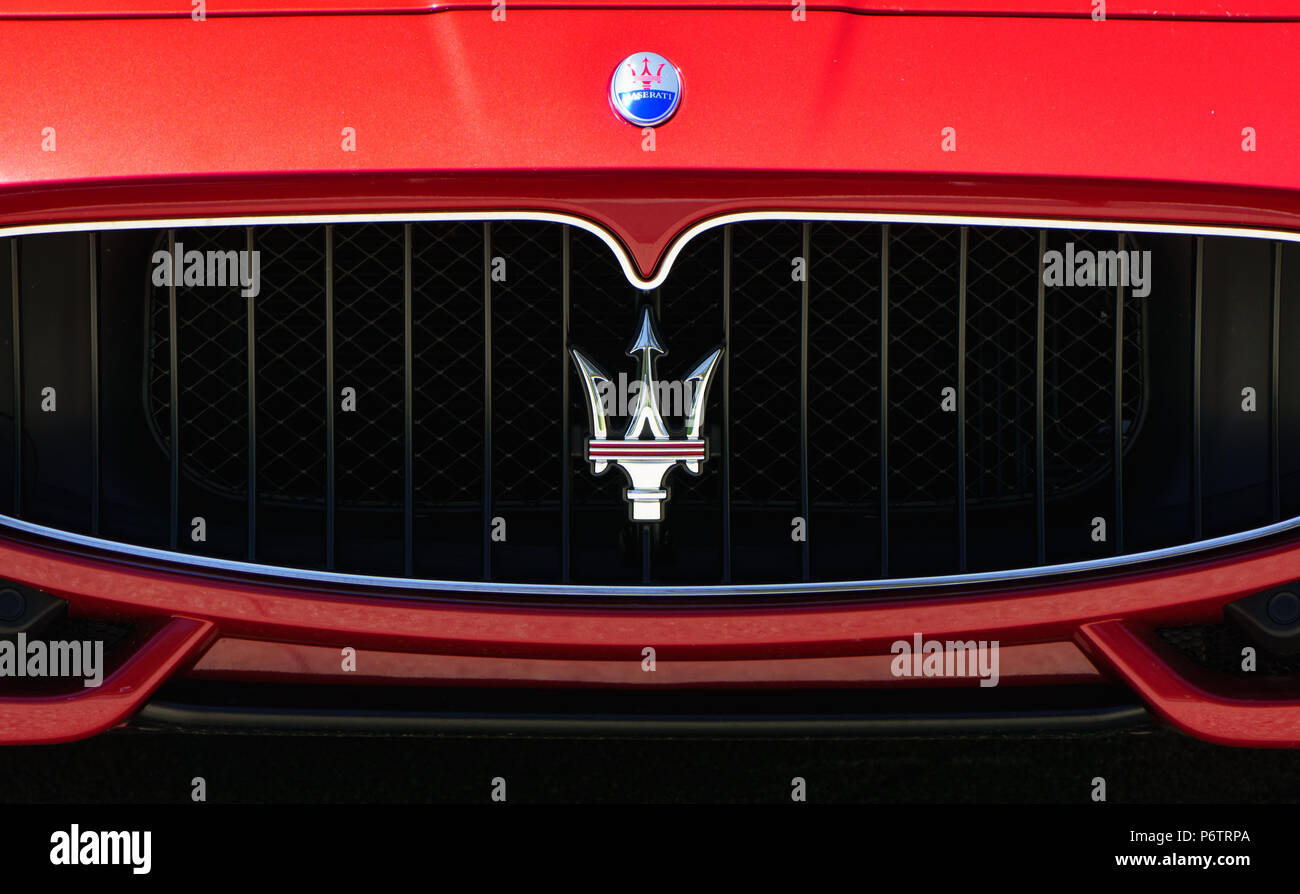 LOS ANGELES, CA/USA - Juli 11, 2015: Maserati automobile Kühlergrill. Maserati ist ein italienischer Luxus auto Hersteller. Stockfoto