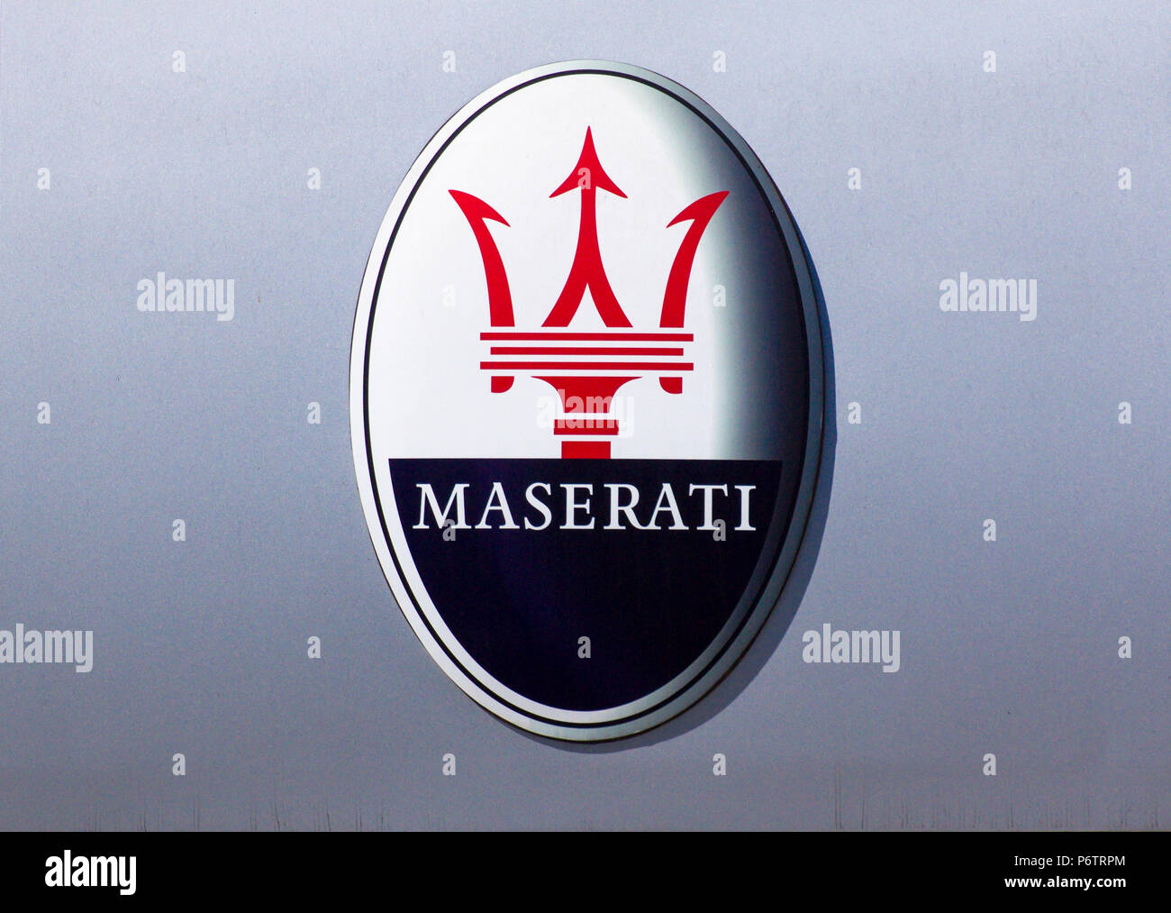 GLENDALE, CA/USA - Oktober 24, 2015: Maserati Automobil Dealership Logo. Stockfoto