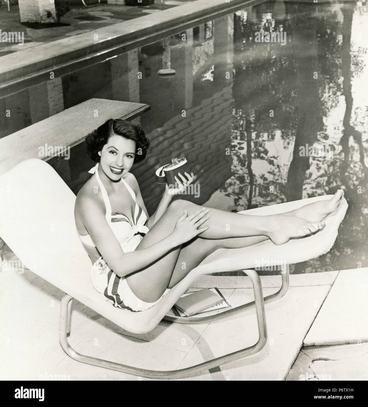 Die amerikanische Schauspielerin Cyd Charisse sonnenbaden, 1940er Jahre Stockfoto