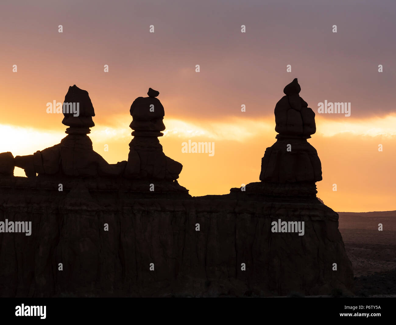 Sonnenaufgang hinter den Drei Schwestern, Goblin Valley State Park, Utah. Stockfoto