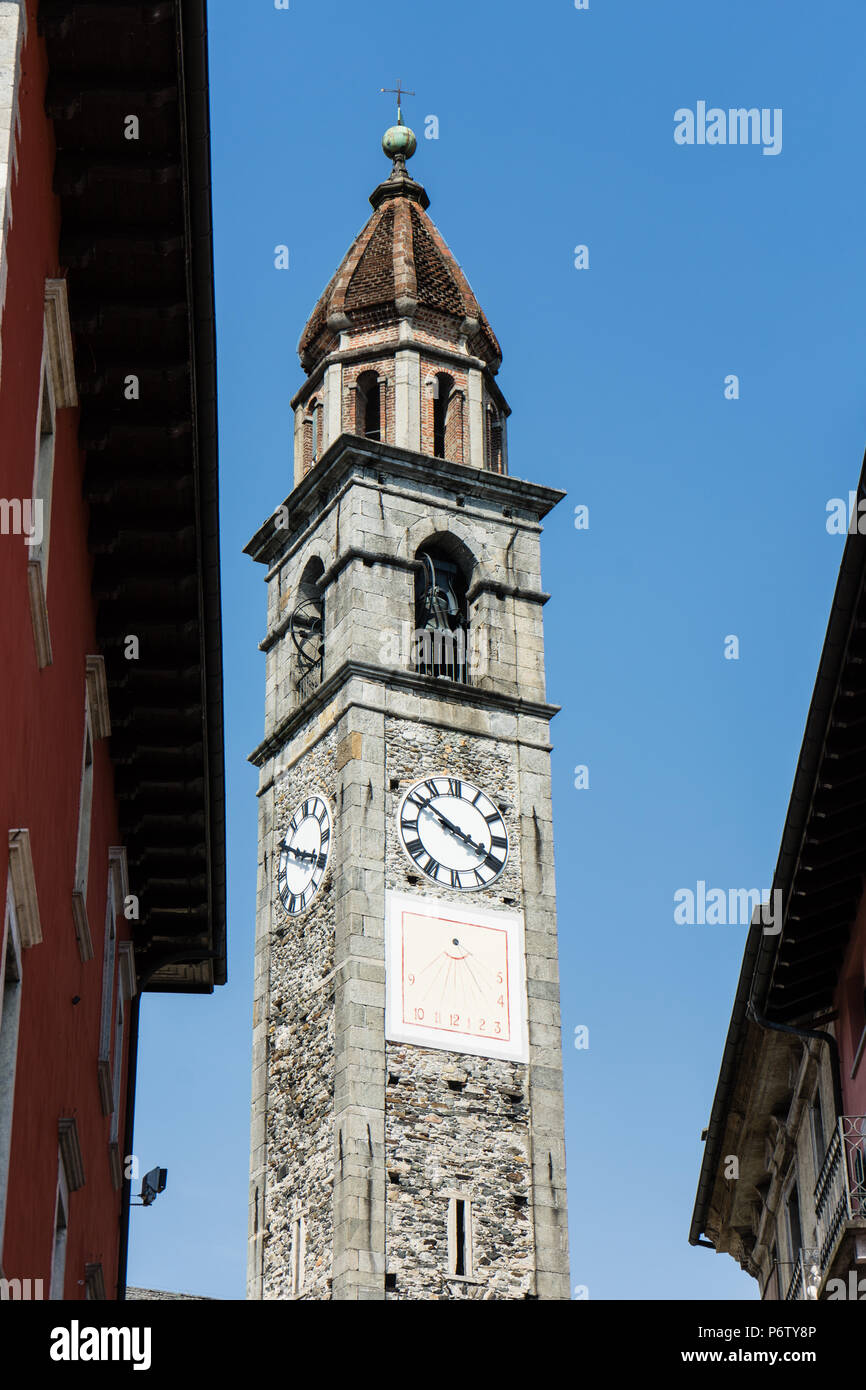 Clock Tower von Chiesa DAL PREVAT 2 dei Santi Pietro e Paolo in der Mitte Platz in Ascona, Locarno, Schweiz wit blauer Himmel Stockfoto