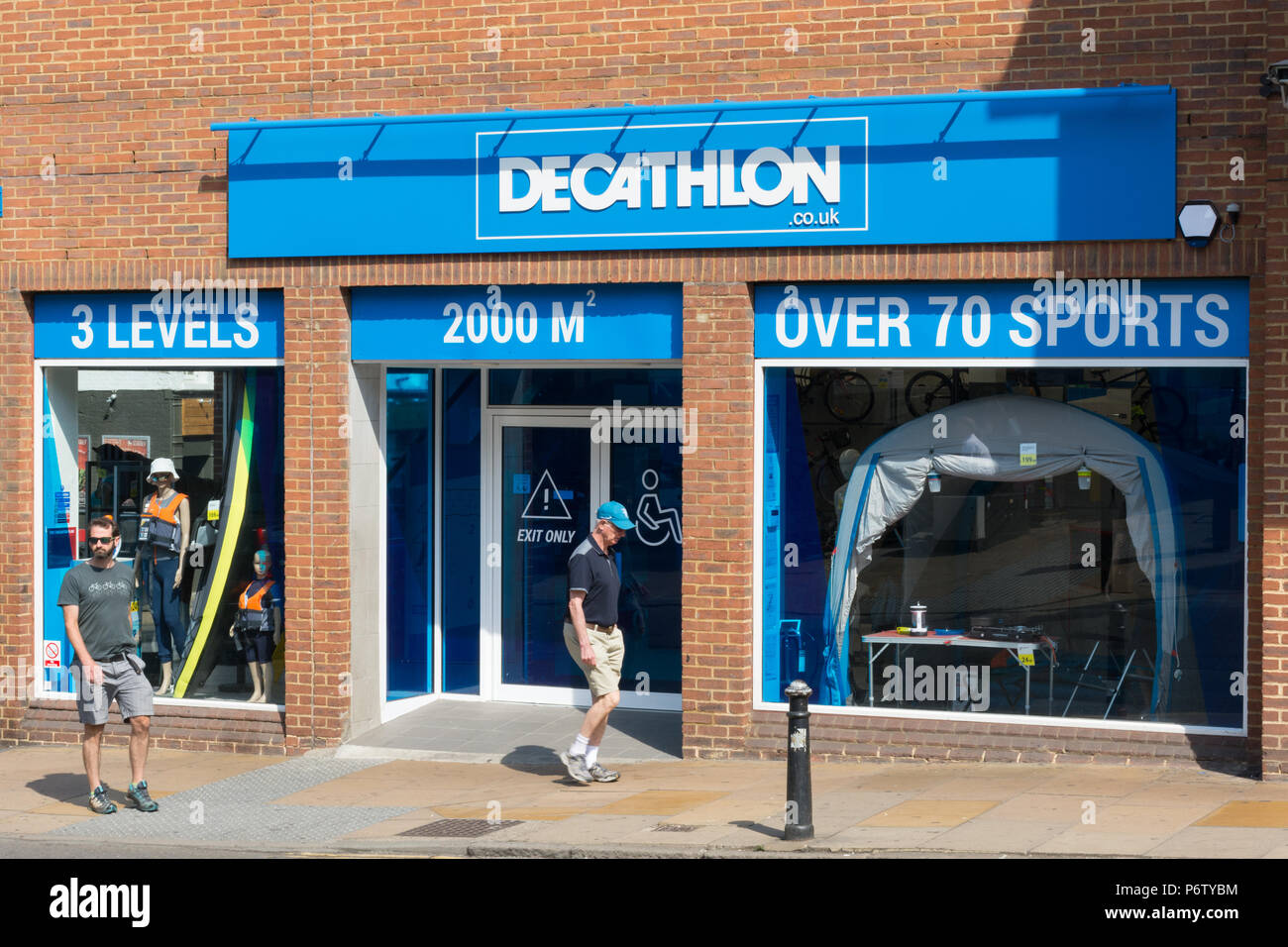 Die Außenseite des Decathlon Sport Shop mit Menschen vorbei gehen. Stockfoto