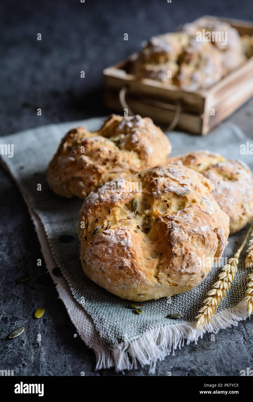 Herzhaften irischen Soda Brot mit Roquefortkäse, Kürbiskernen und Leinsamen Stockfoto