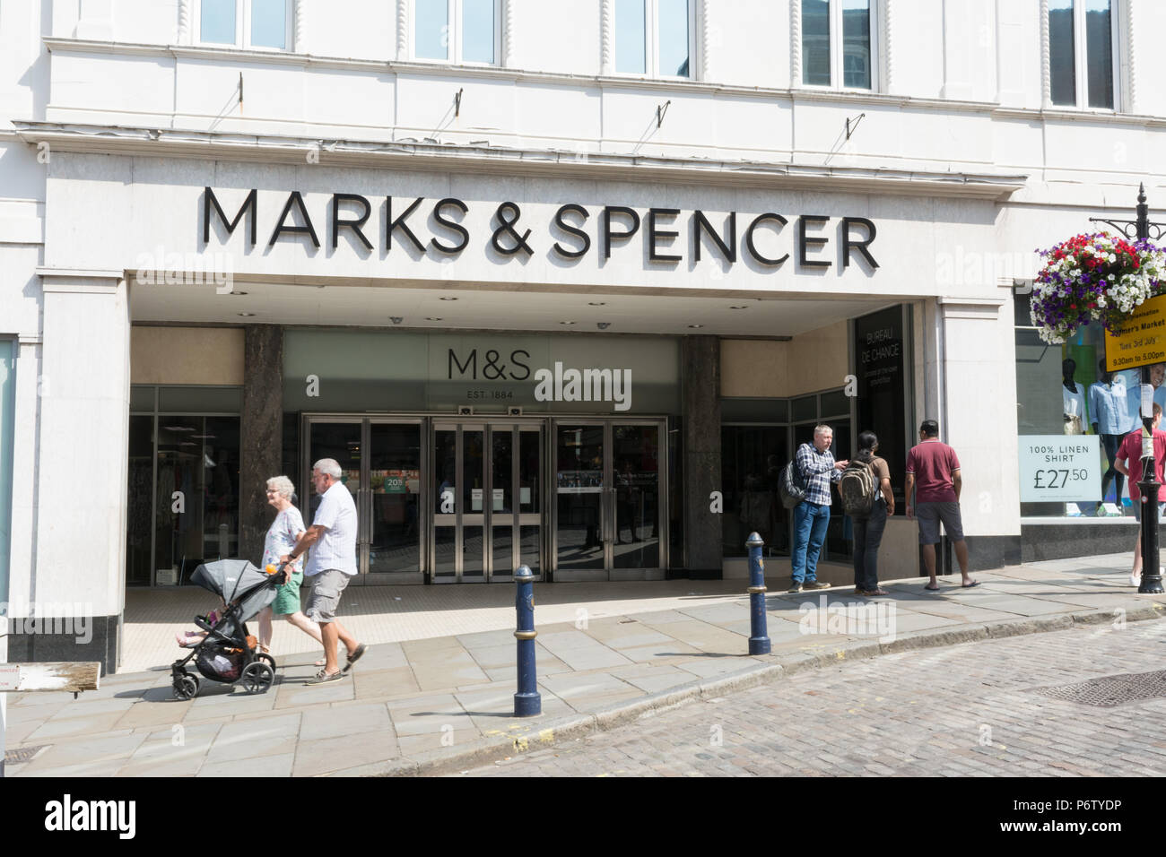 Käufer außerhalb Marks und Spencer shop, Großbritannien Stockfoto