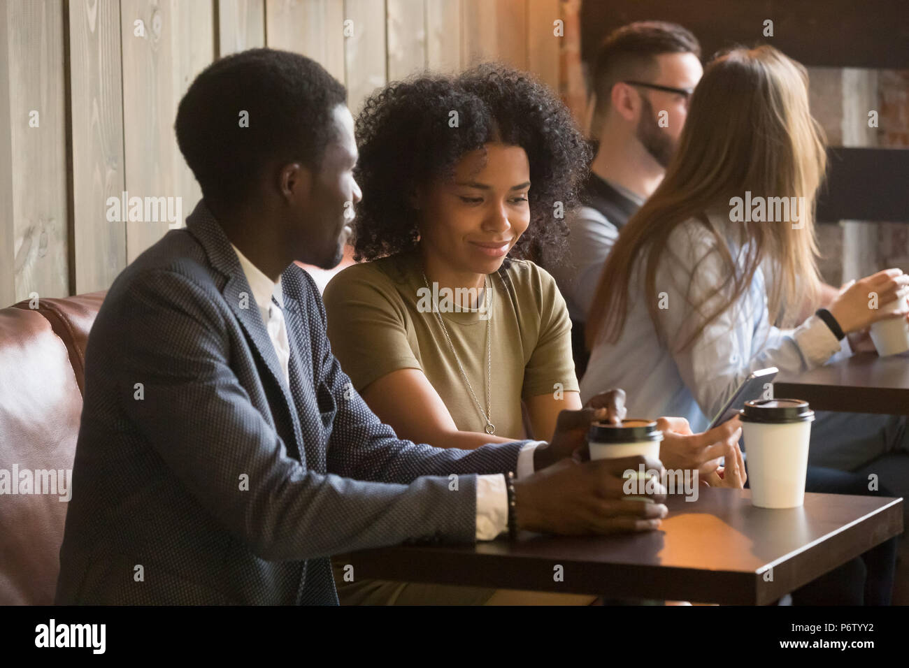 Multirassischen Leute genießen Kaffee während der Pausen im Café zu gehen Stockfoto