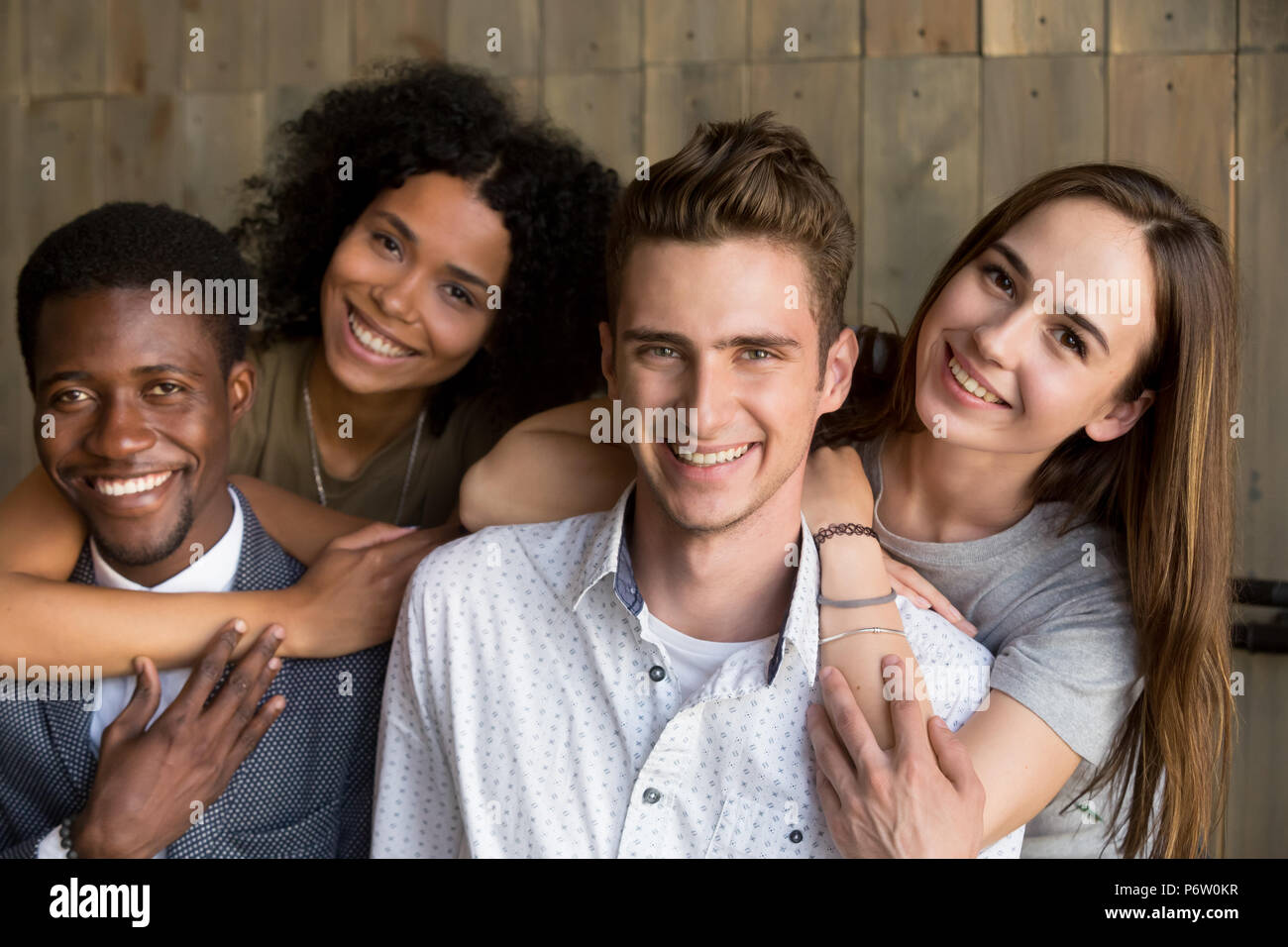 Multirassischen Paare umarmen, Lächeln für die Kamera posieren für Bild Stockfoto