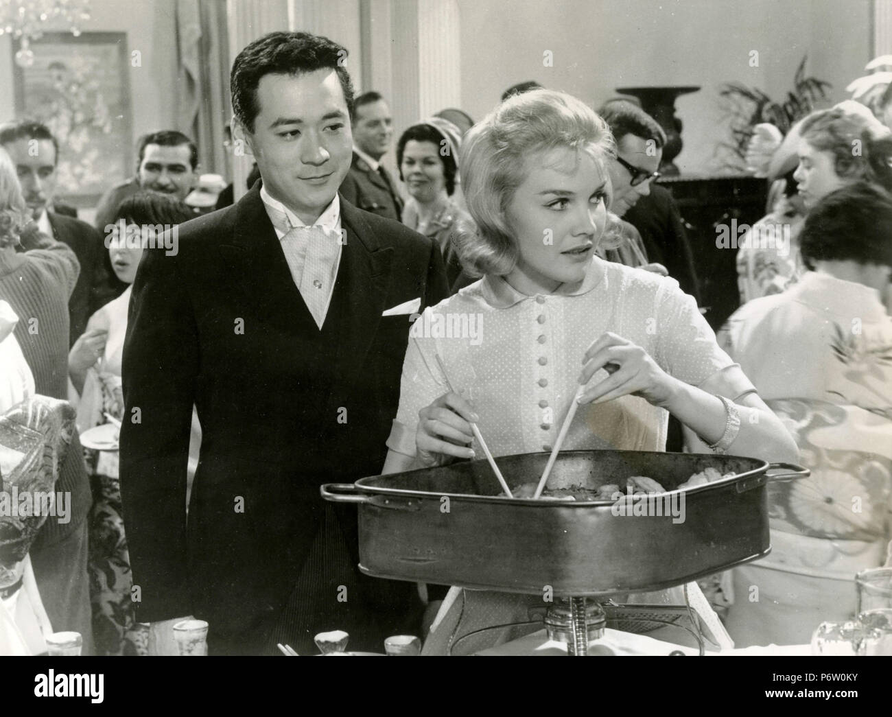 Schauspieler James Shigeta und Carroll Baker im Film Brücke zur Sonne, 1961 Stockfoto