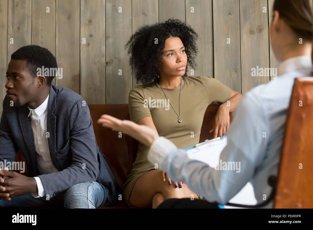Afrikanische amerikanische Frau und Mann durch Psychologie behandeln Stockfoto