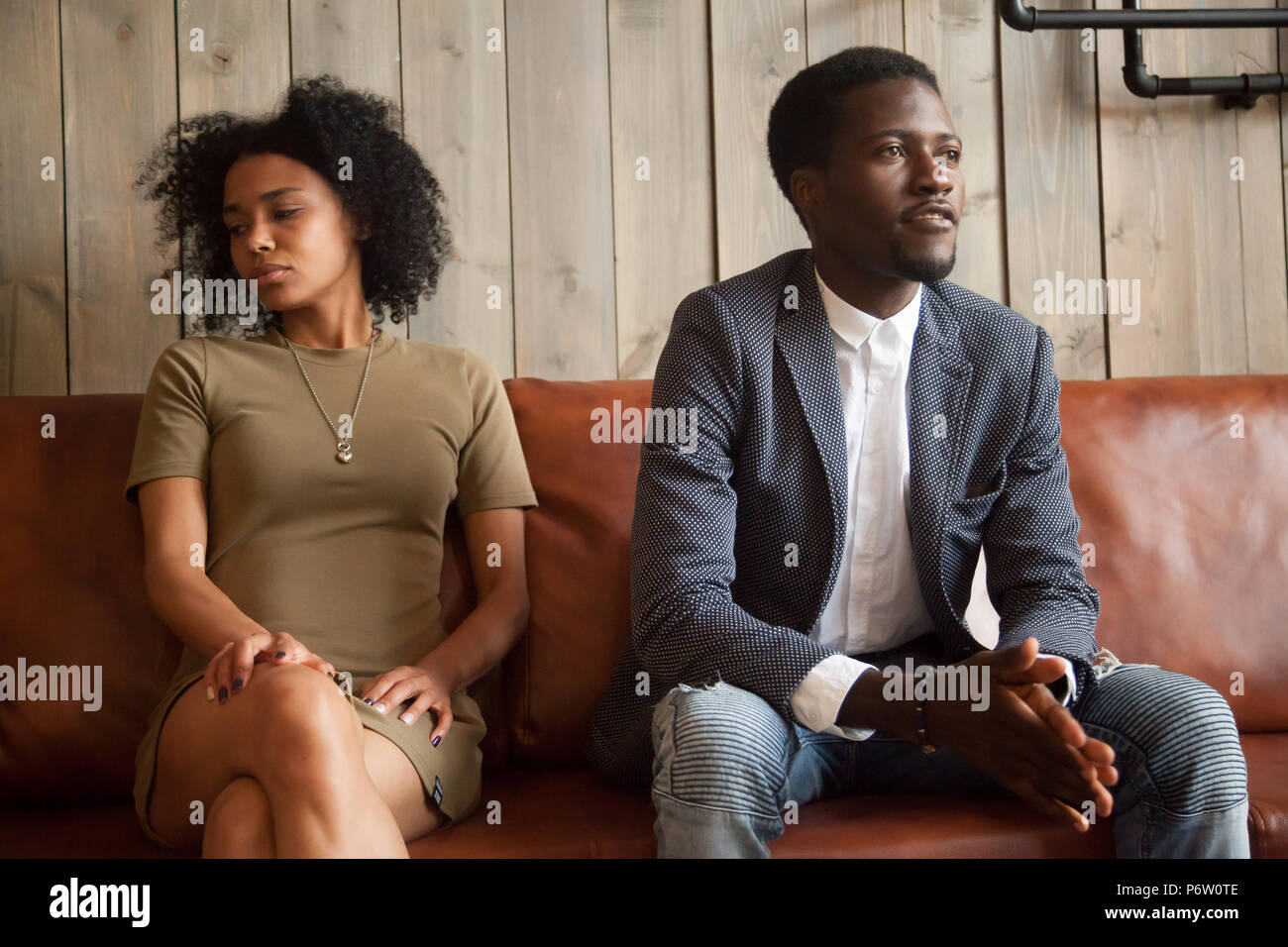 Schwarz Ehegatten sitzen auf der Couch neben nicht zu Kompromissen bereit Stockfoto