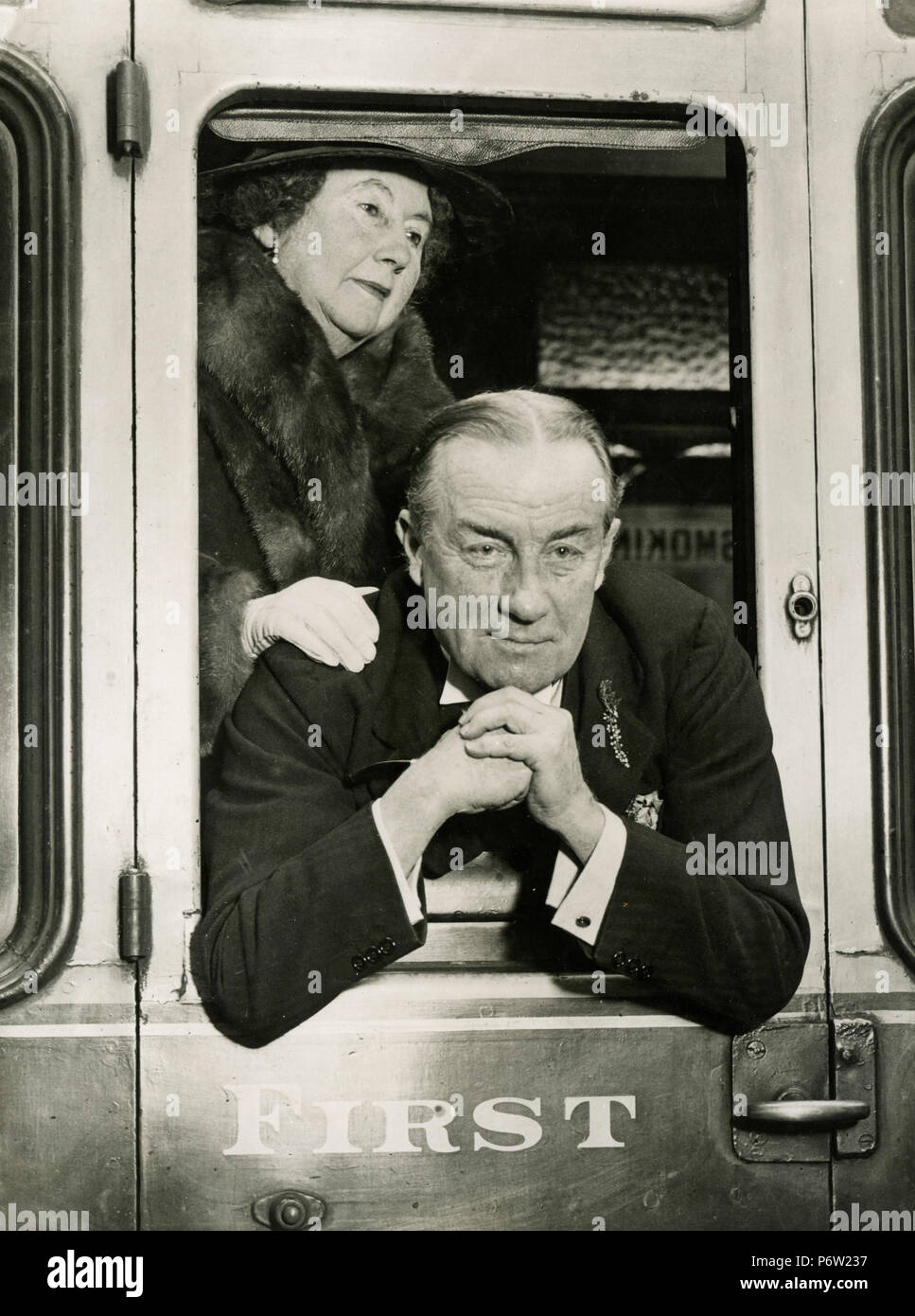 British PM Stanley Baldwin mit seiner Frau an Bord eines Zuges, Birmingham, Großbritannien 1939 Stockfoto