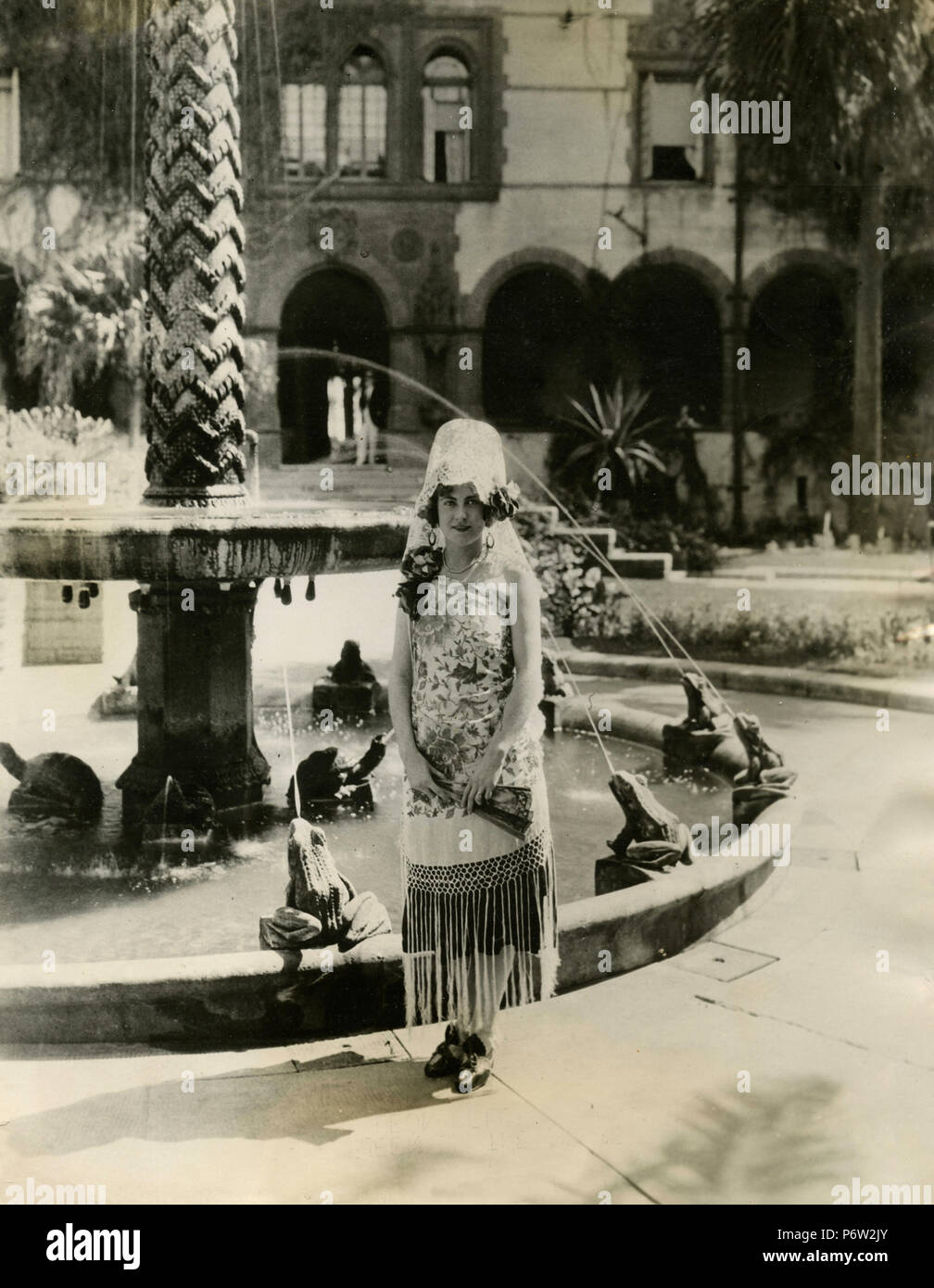 Miss Ruth Graham neben dem Brunnen der Jugend, Ponce de Leon Hotel, St. Augustine, Florida, USA 1927 Stockfoto