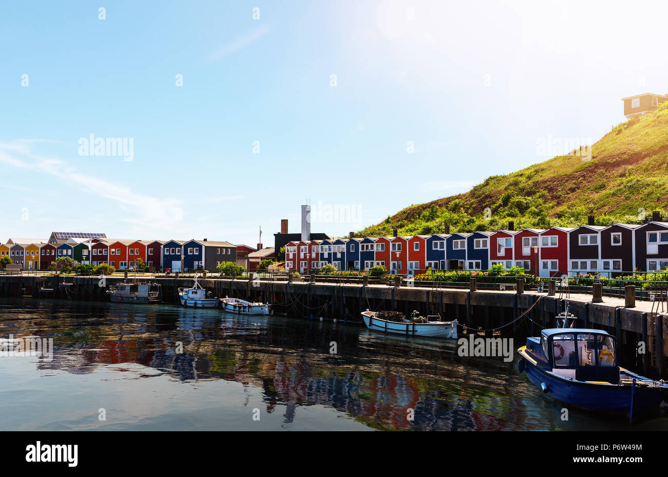 Typische bunte Häuser am Wasser auf der Insel Helgoland an einem sonnigen Tag Stockfoto