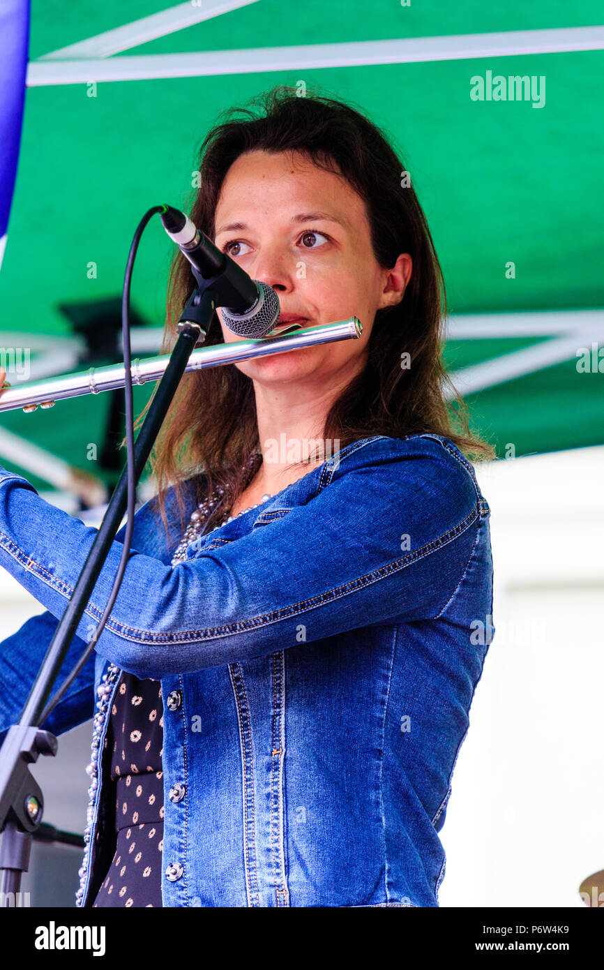 Kaukasische Frau spielen Flöte in Open Air Konzert. Karine Magnier stehend mit der französischen Band folk rock Triskelles. Close-up, gegenüber. Stockfoto
