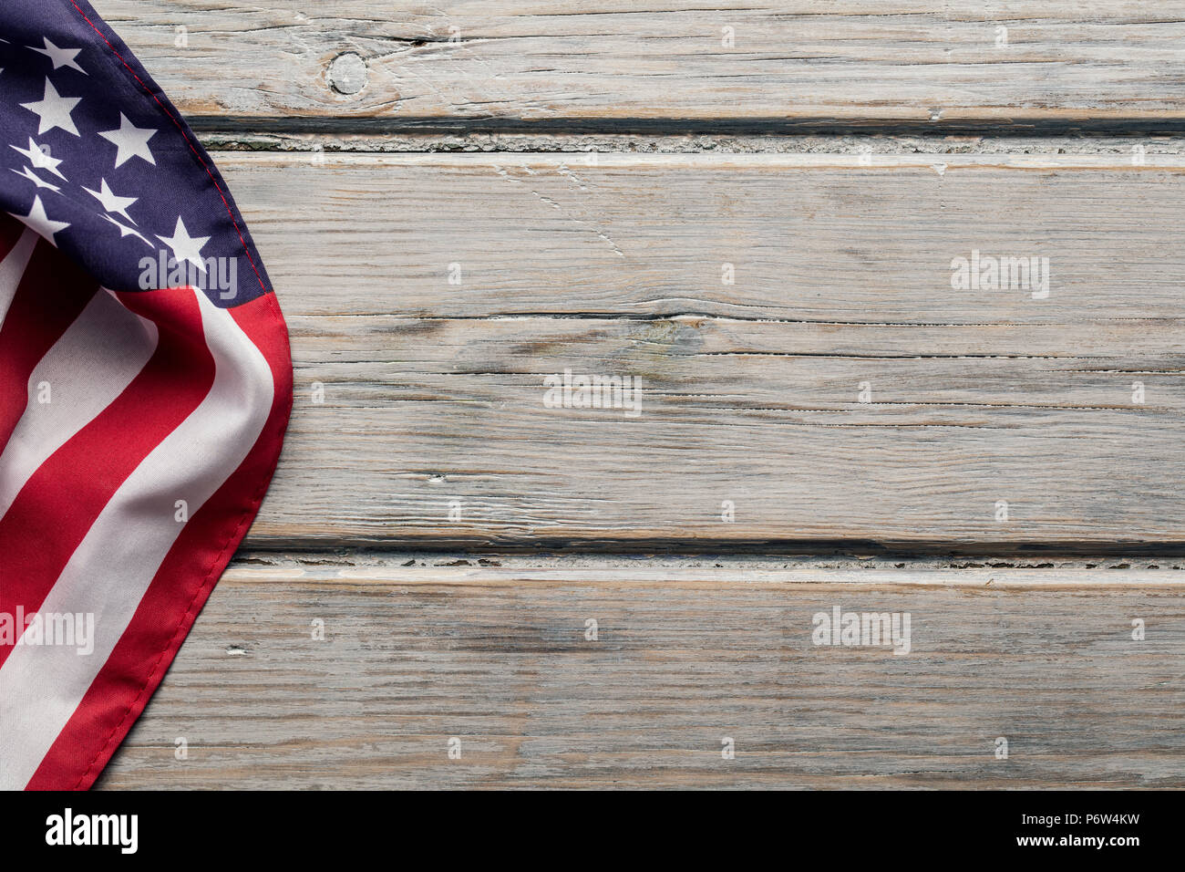 Amerikanische Sternenbanner Flagge auf ein weißes Holzbrett Hintergrund Stockfoto