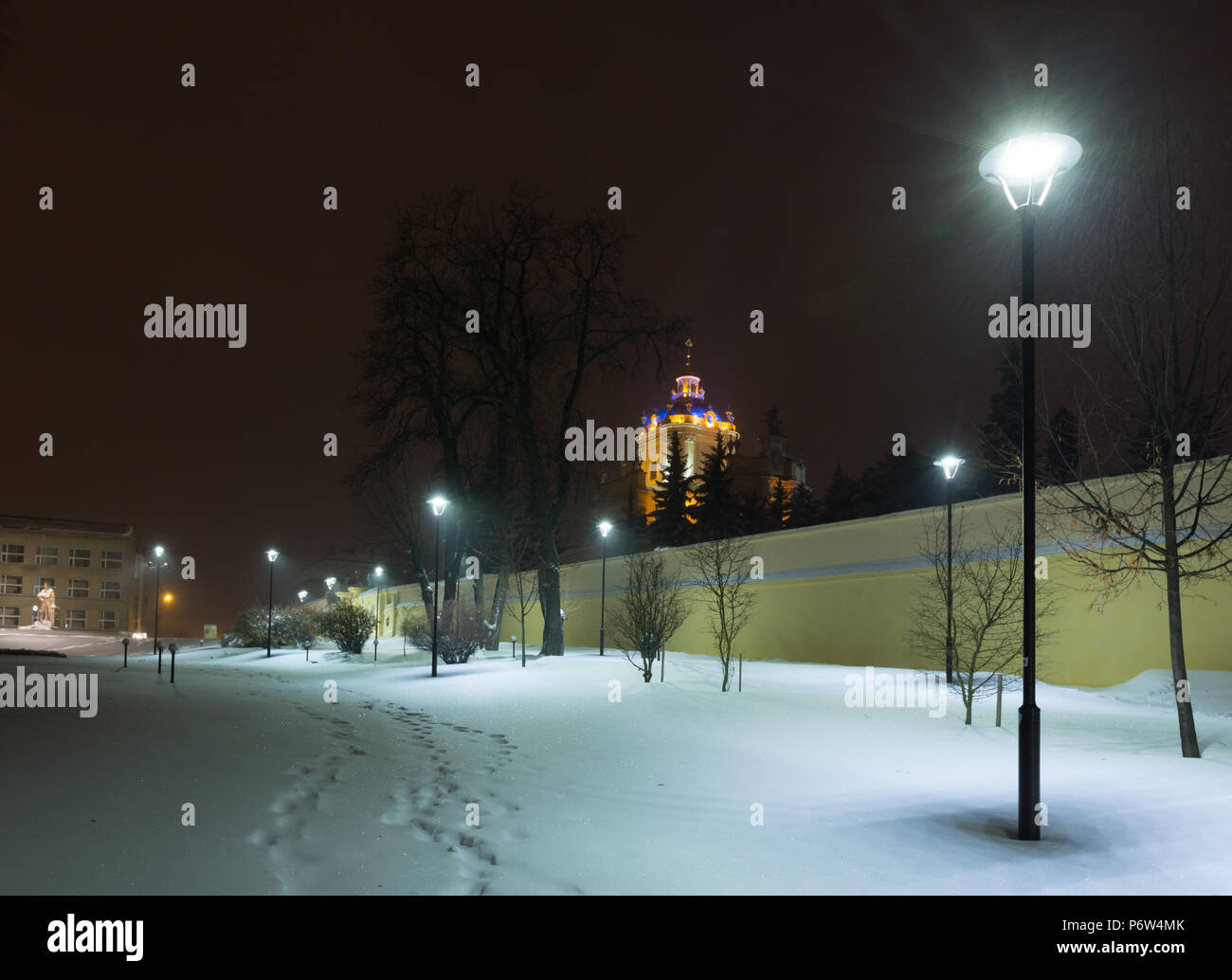 Lemberg, Ukraine - November 13, 2016: St. George Kathedrale und Andrey Sheptytsky Denkmal. Schöne Nacht winter Stadtbild im Zentrum der Stadt Lemberg. Stockfoto