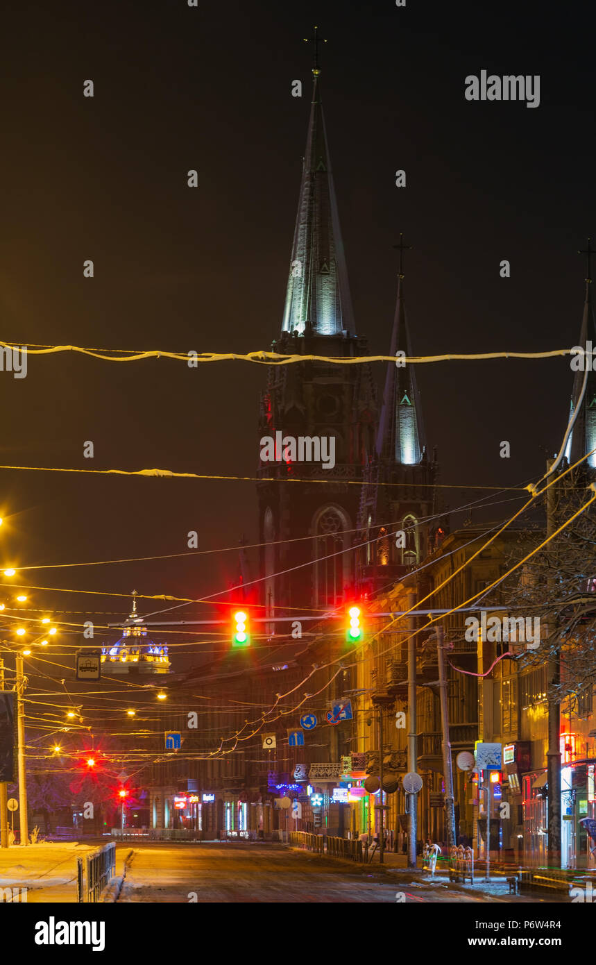 Lemberg, Ukraine - Dezember 10, 2017: Schöne nachts beleuchtete winter Horodotska Straße und Kirche St. Olha und Elizabeth. St. George Kathedrale in Stockfoto