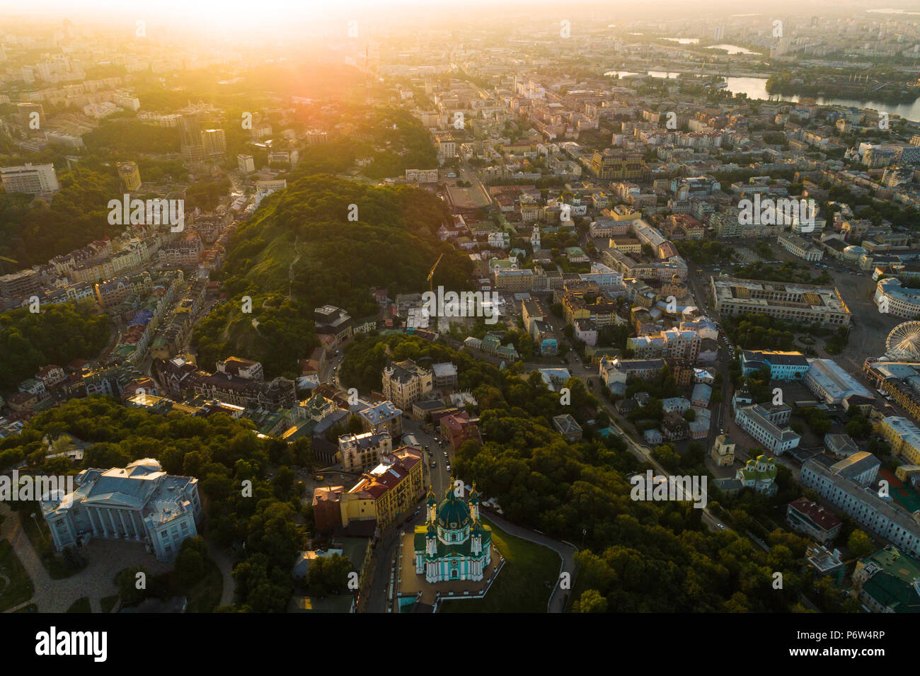 Antenne Panoramablick auf den Andrejewski Abstieg bei Sonnenuntergang mit der St. Andrew's Church und smaragdgrünen Hügel Stockfoto