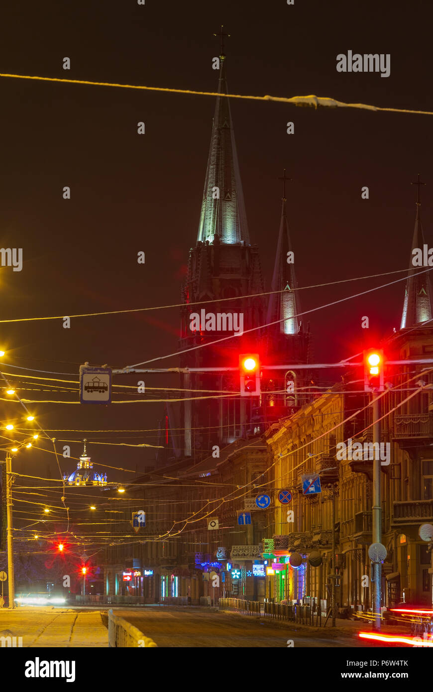Lemberg, Ukraine - Dezember 10, 2017: Schöne nachts beleuchtete winter Horodotska Straße und Kirche St. Olha und Elizabeth. St. George Kathedrale in Stockfoto