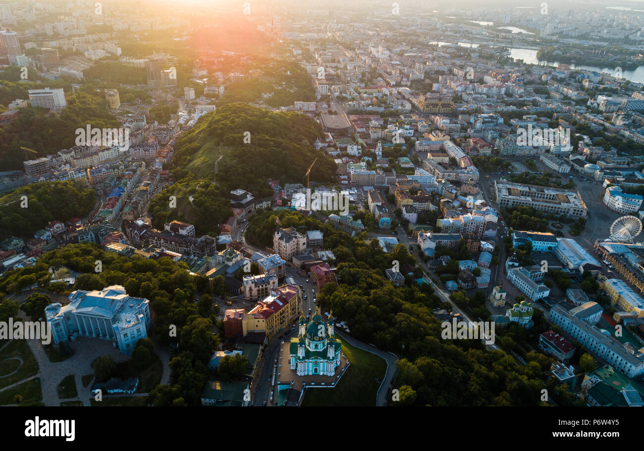 Antenne Panoramablick auf den Andrejewski Abstieg bei Sonnenuntergang mit der St. Andrew's Church und smaragdgrünen Hügel Stockfoto