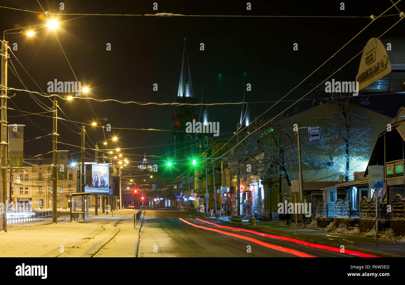 Lemberg, Ukraine - Dezember 10, 2017: Schöne nachts beleuchtete winter Horodotska Straße und Kirche St. Olha und Elizabeth. St. George Kathedrale in Stockfoto