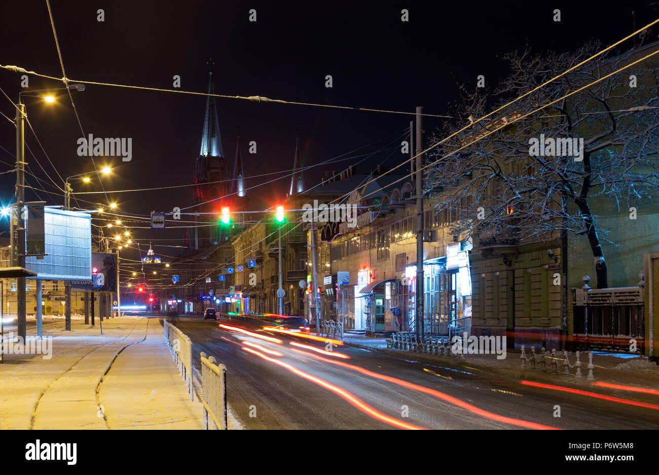 Lemberg, Ukraine - Dezember 10, 2017: Schöne nachts beleuchtete winter Horodotska Straße und Kirche St. Olha und Elizabeth. St. George Kathedrale in Stockfoto