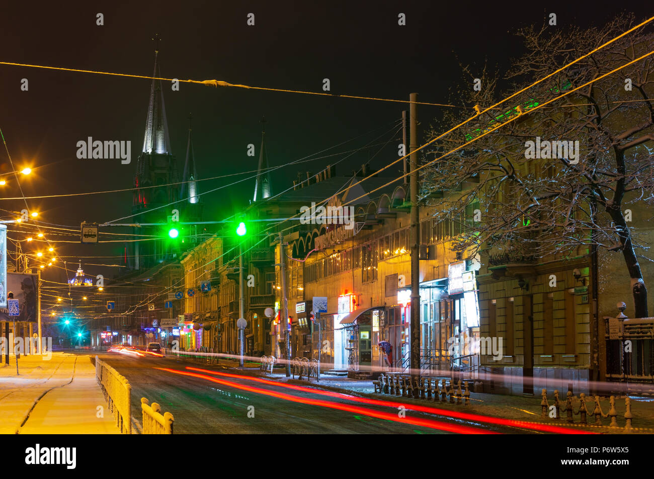 Lemberg, Ukraine - Dezember 10, 2017: Schöne nachts beleuchtete winter Horodotska Straße und Kirche St. Olha und Elizabeth. St. George Kathedrale in Stockfoto