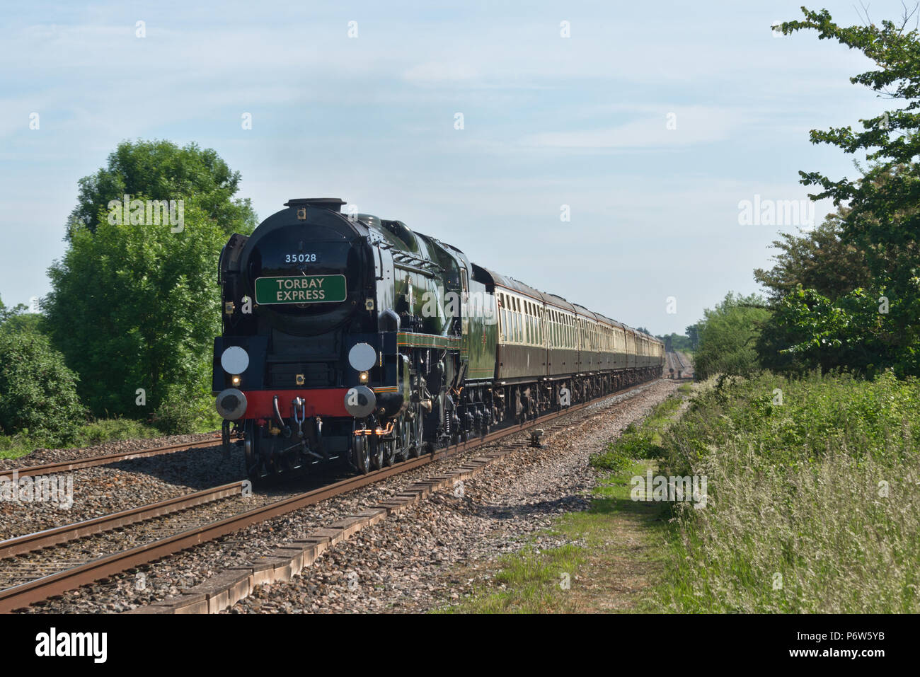 'Clan' einer südlichen Eisenbahn Handelsmarine Klasse 4-6-2 Dampflok zieht die "Torbay Express' an Cogload Kreuzung in der Nähe von Taunton in Somerset Stockfoto