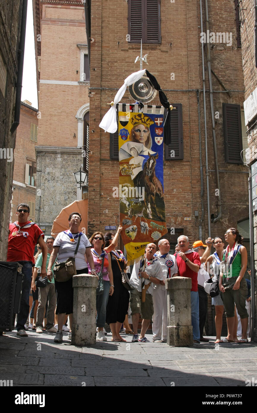 SIENA, ITALIEN - Juli 04, 2008: Die Menschen warten auf den Beginn der Pferderennen Stockfoto