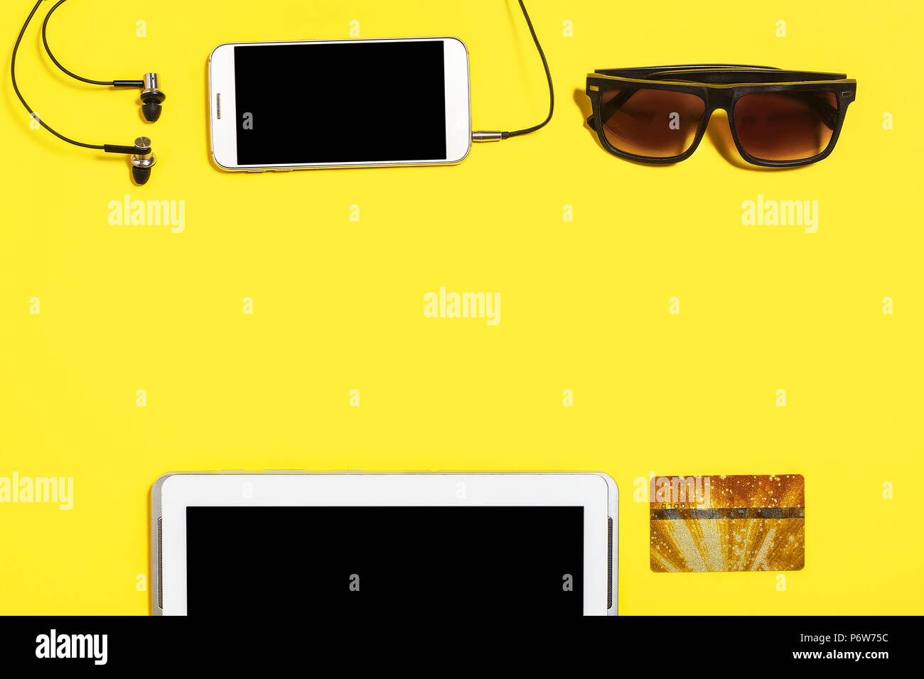 Sammlung von Gadgets und Zubehör auf gelbem Hintergrund Stockfoto
