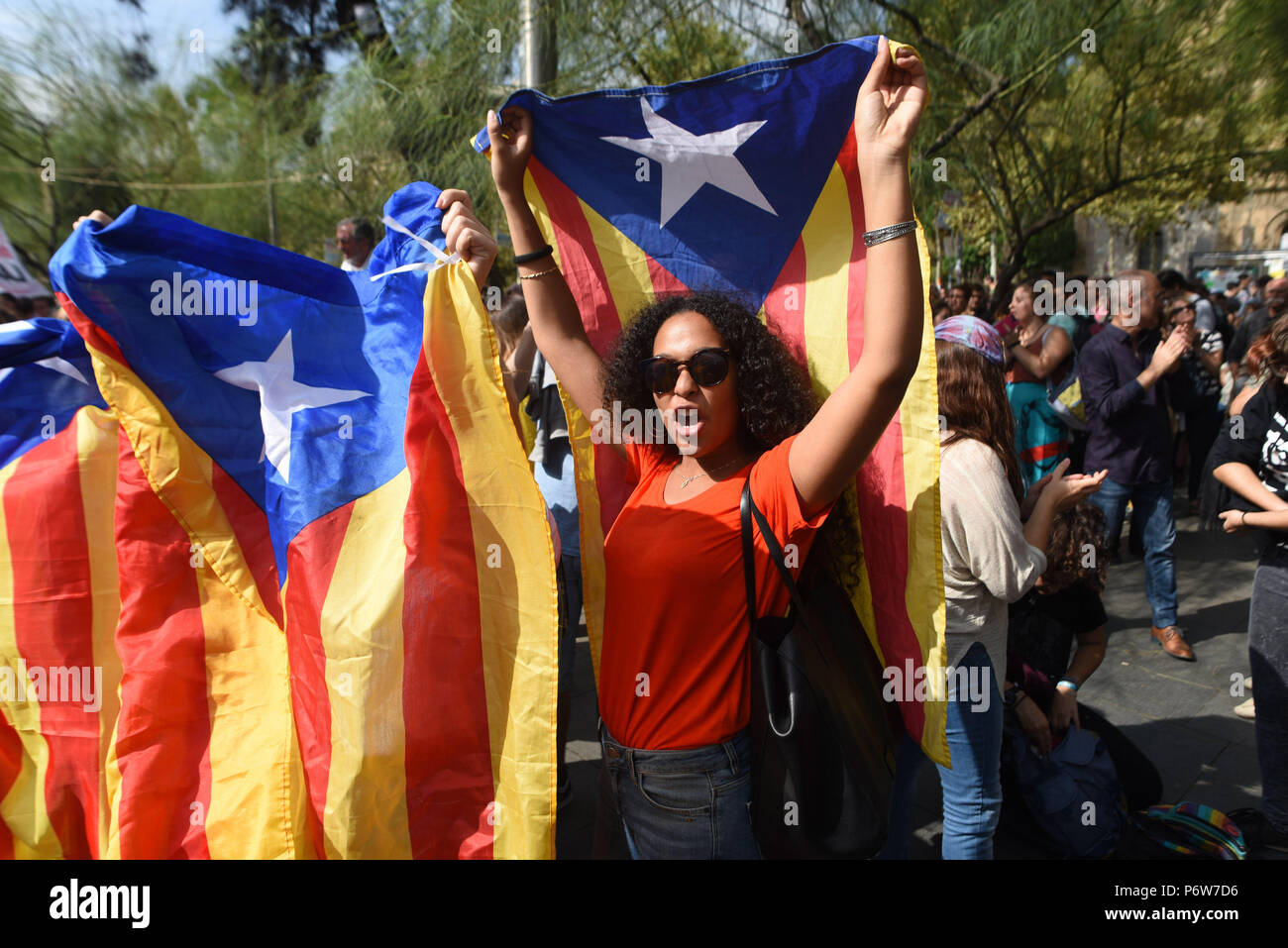 Oktober 2, 2017 - Barcelona, Spanien: Tausende von katalanischen Studenten versammelt sich vor der Universität Barcelona gegen Polizeibrutalität und Nachfrage Unabhängigkeit ein Tag zu protestieren nach Katalonien ein historisches Referendum abgehalten. Sie zeigte mit dem Finger in Richtung Polizei schwebenden Hubschrauber am Himmel. Manifestation d'etudiants Katalanen en faveur de l'independance de la Paix. *** Frankreich/KEINE VERKÄUFE IN DEN FRANZÖSISCHEN MEDIEN *** Stockfoto