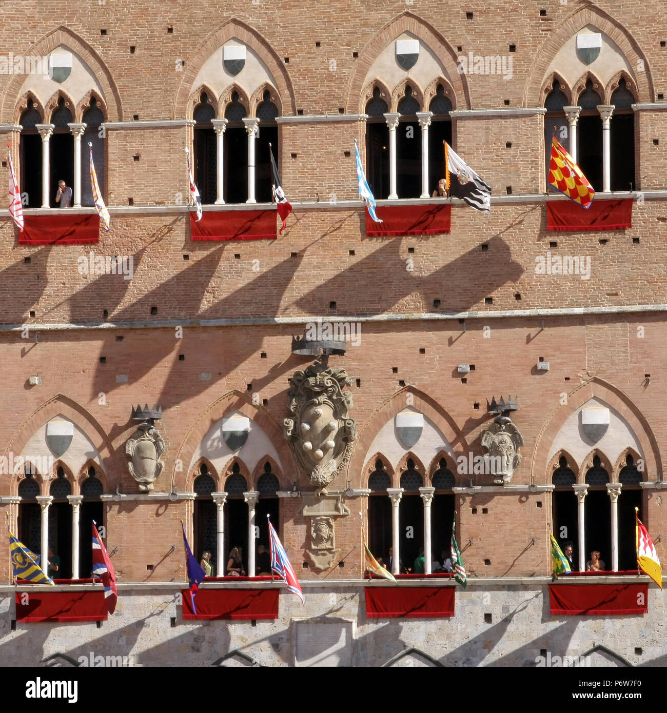 SIENA, Italien - 16. AUGUST 2008: Palio di Siena, Toskana, Italien. Bunten historischen ungesatteltes Pferd. In der wunderschönen, historischen Piazza del Stockfoto