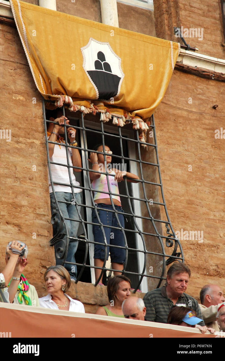 SIENA, Italien - 16. AUGUST 2008: Palio di Siena, Toskana, Italien. Bunten historischen ungesatteltes Pferd. In der wunderschönen, historischen Piazza del Stockfoto