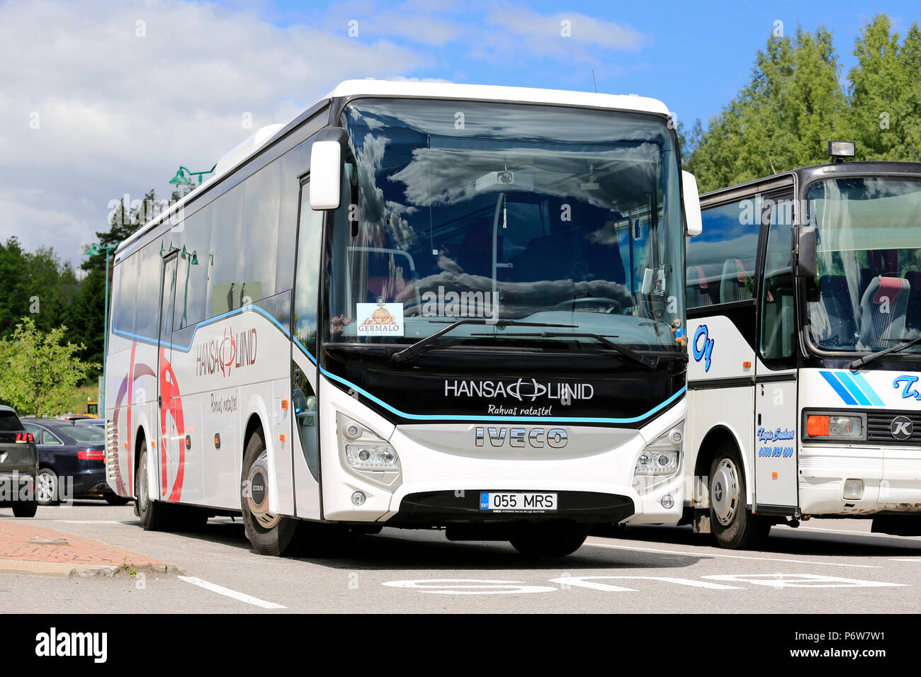 Weißen Iveco Evadys tour bus auf Bus Stop von Ruhe und Service Bereich an einem Tag des Sommers in Salo, Finnland - 30. Juni 2018 abgestellt. Stockfoto