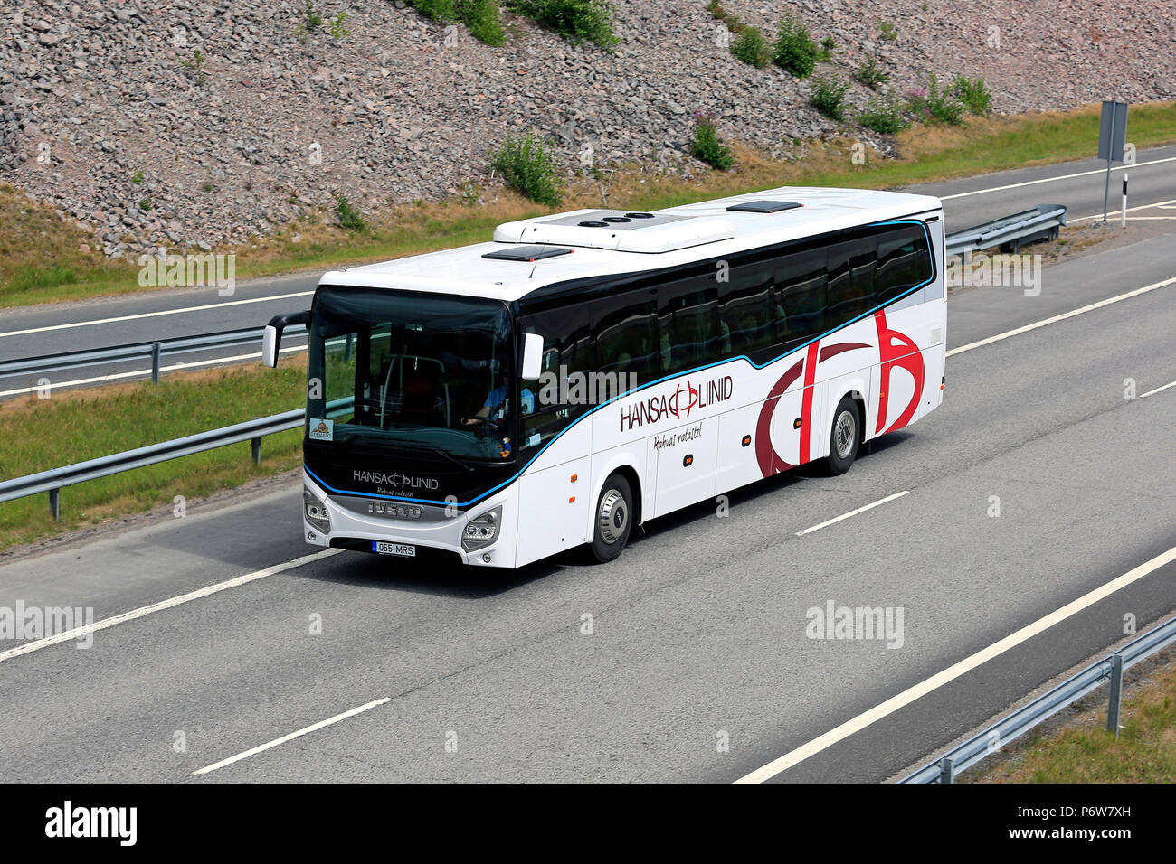 Weißen Iveco Evadys tour bus der Hansa Liinid bringt Passagiere entlang der Autobahn. Salo, Finnland - 30. Juni 2018. Stockfoto