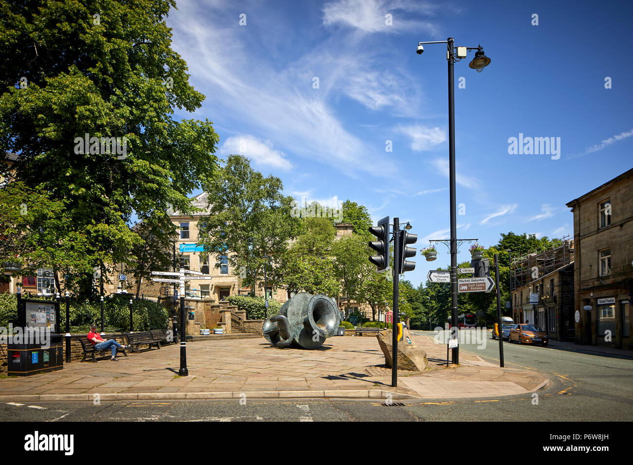 Gekippt Vase bronze Kunstwerk von Edward Allington Teil der Sehenswürdigkeiten Irwell Skulpturenweg Bridge Street, Bolton Steer Junction, Ramsbottom Dorf, Stockfoto