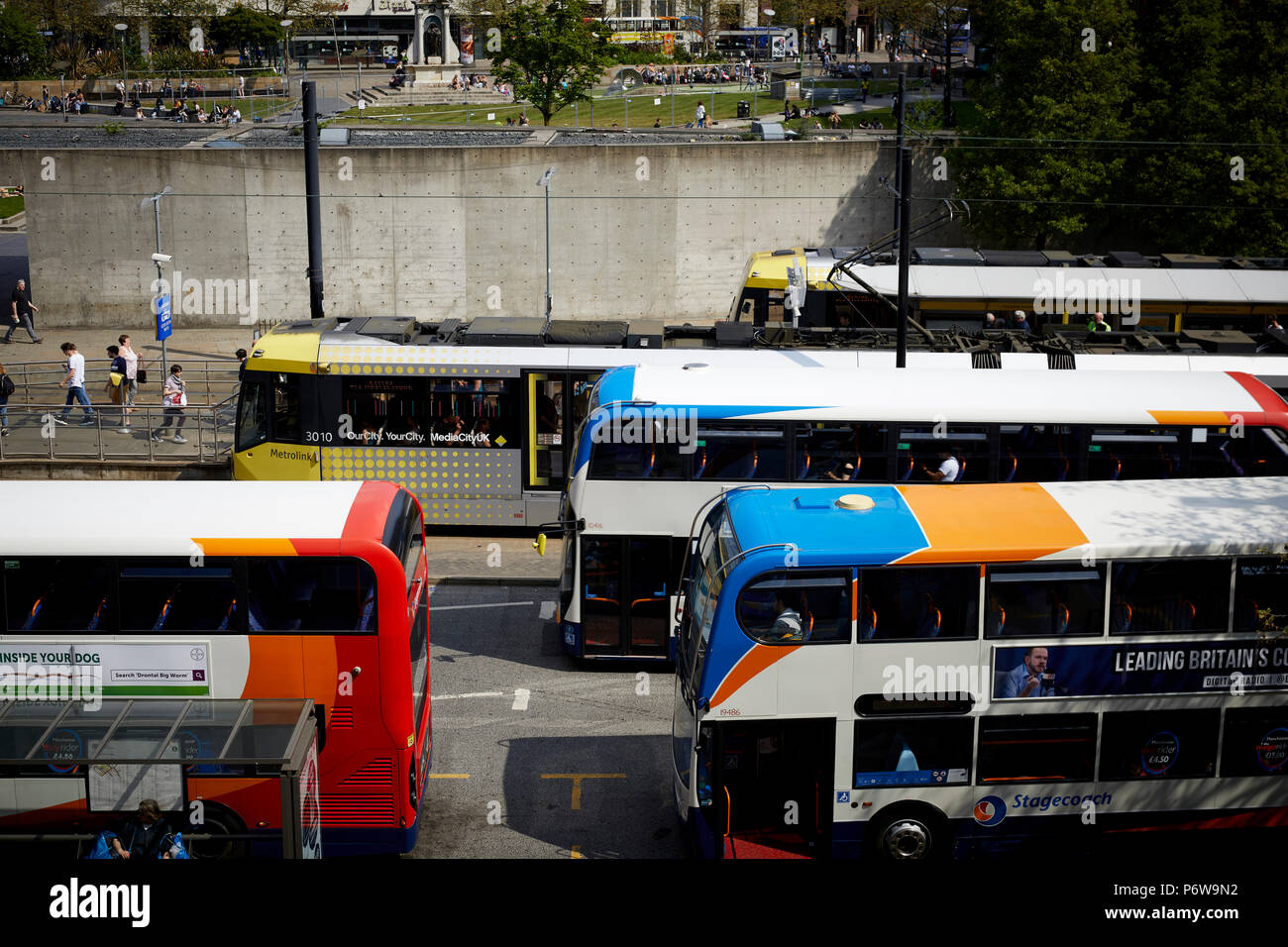 Piccadilly Gardens Busbahnhof im Stadtzentrum von Manchester Metrolink Tram Bus und Datenaustausch Stockfoto