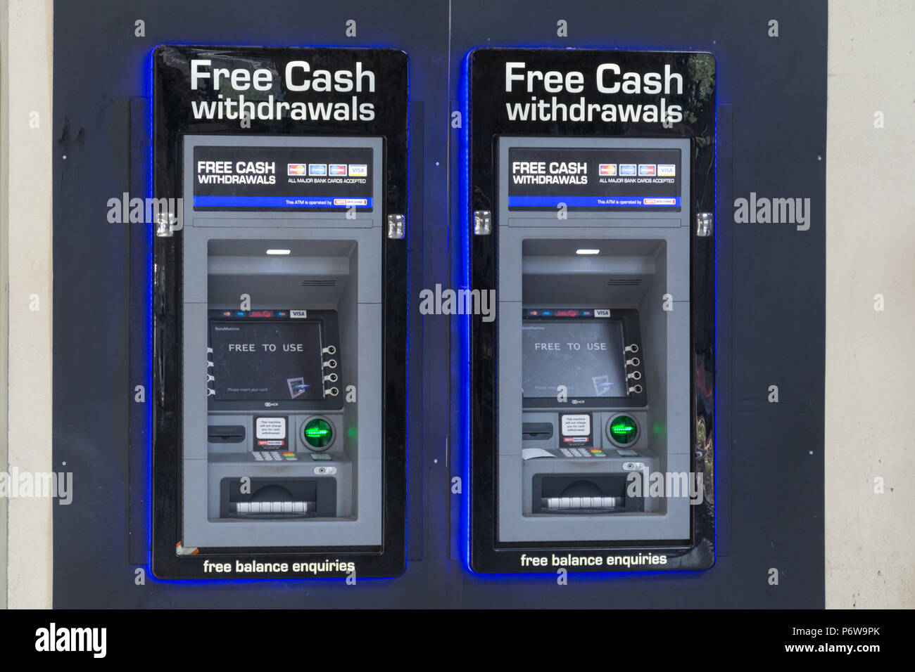 Zwei ATM-Maschinen, die kostenlosen Bargeldbezug im Ticket Office von vom Bahnhof Guildford, Surrey, Großbritannien Stockfoto