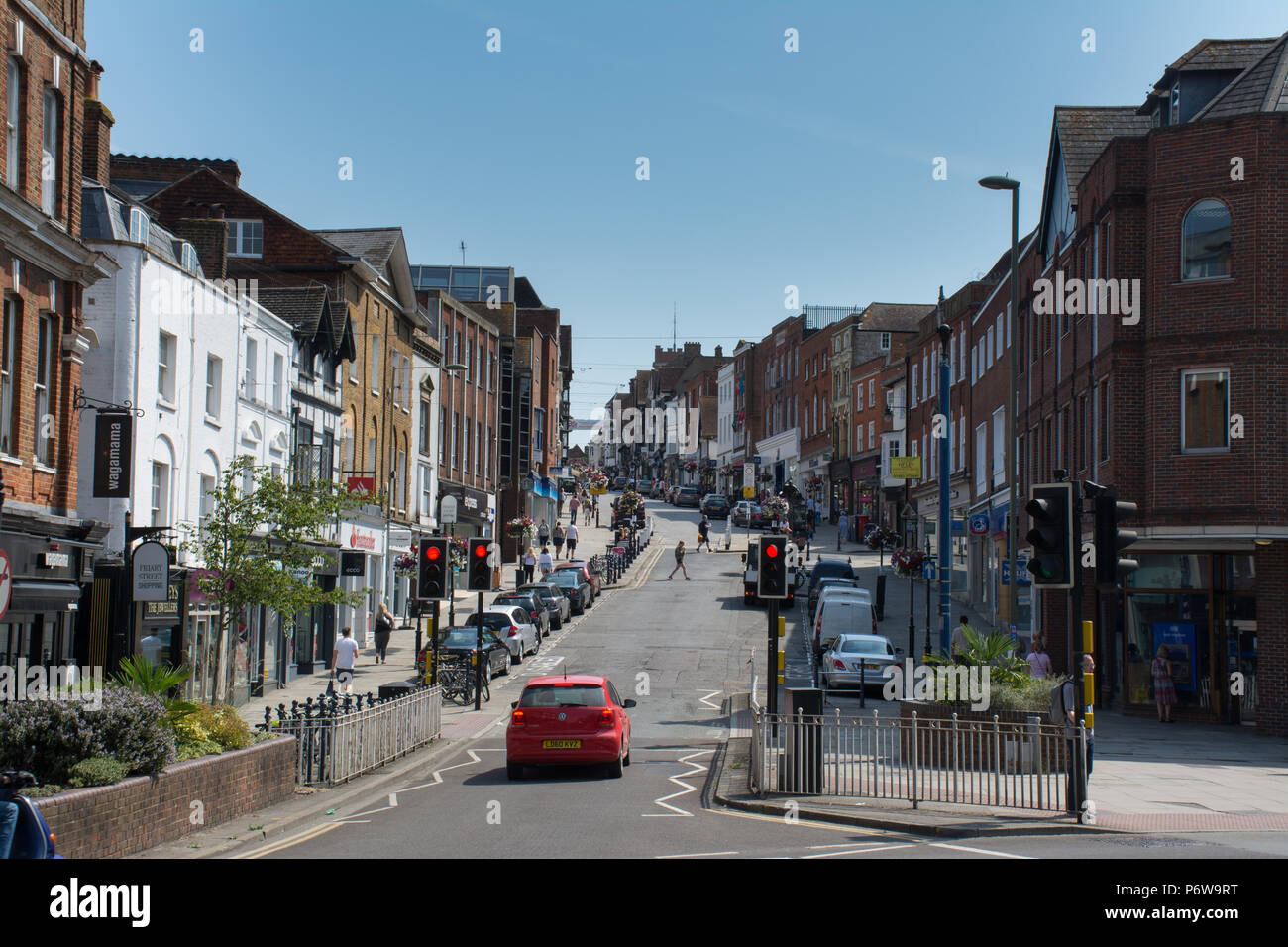 Guildford High Street im Zentrum der Stadt an einem sonnigen Sommertag, Guildford, Surrey, Großbritannien Stockfoto