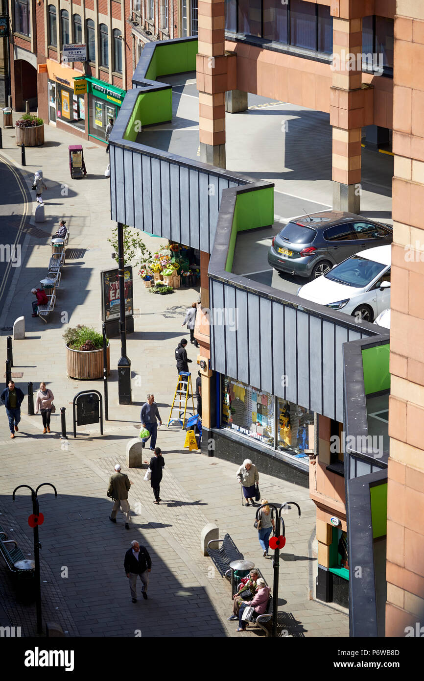 Rochdale Stadtzentrum, Yorkshire Straße, der Haupteinkaufsstraße, Rochdale Exchange Shopping Parkplatz sichtbar Greater Manchester Stockfoto