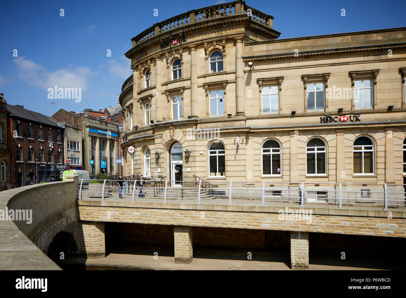 Rochdale Stadtzentrum Yorkshire Street, historisch Teil der Lancashire, Greater Manchester landmark Sandstein Banken Gebäude entlang vor kurzem ausgesetzt Stockfoto