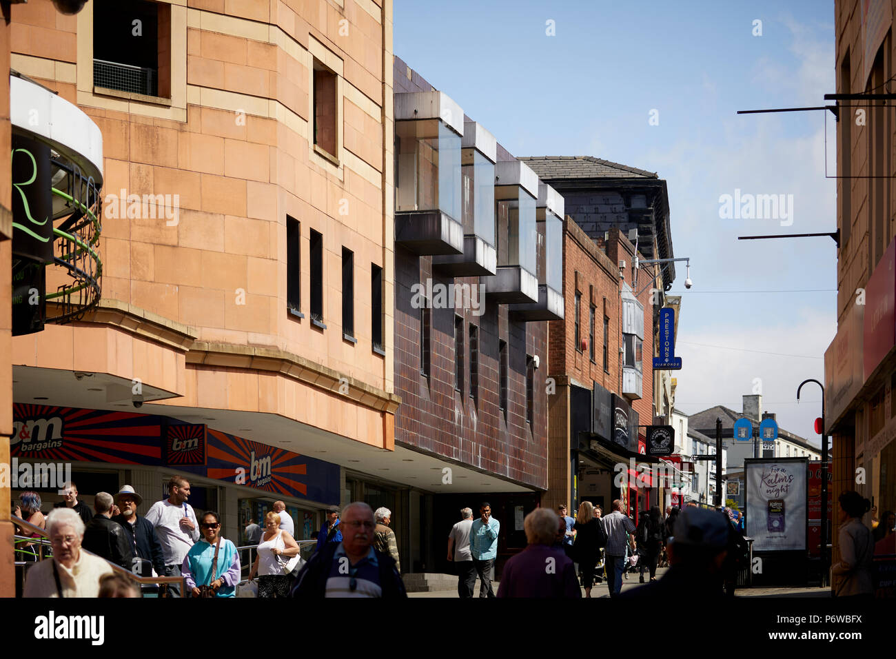 Rochdale Stadtzentrum Yorkshire Street modernistischen Büros über B&M Store Stockfoto
