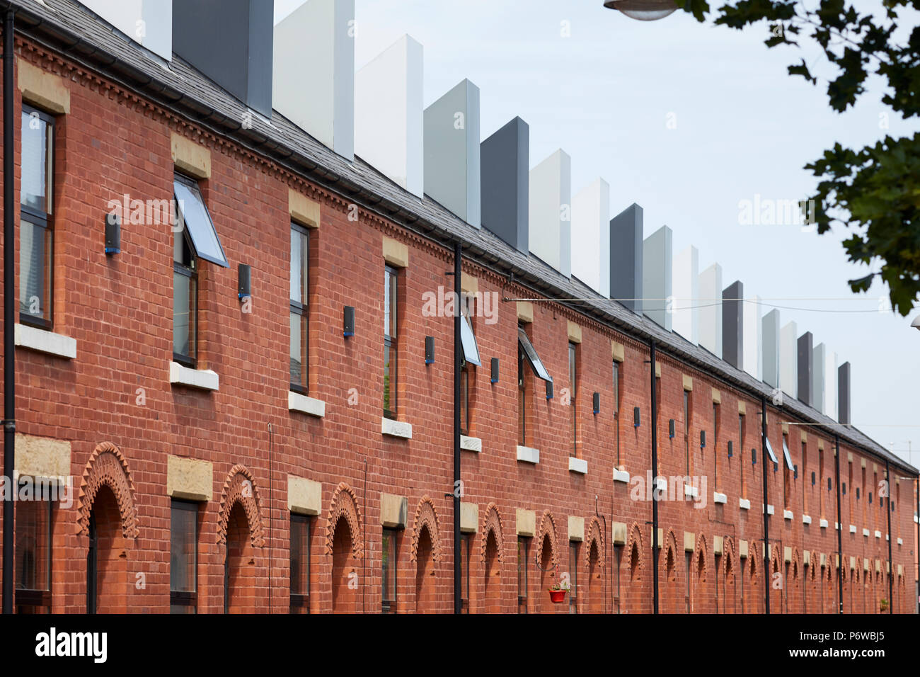 Chimney Pot Park ist einer städtischen Gemeinschaft von Kopf Häuser in Salford, Manchester. Reihenhäuser in Langworthy durch Urbansplash renoviert Stockfoto