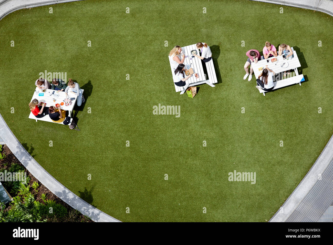 Picknickplatz auf Kunstrasen bei MediacityUK Stockfoto