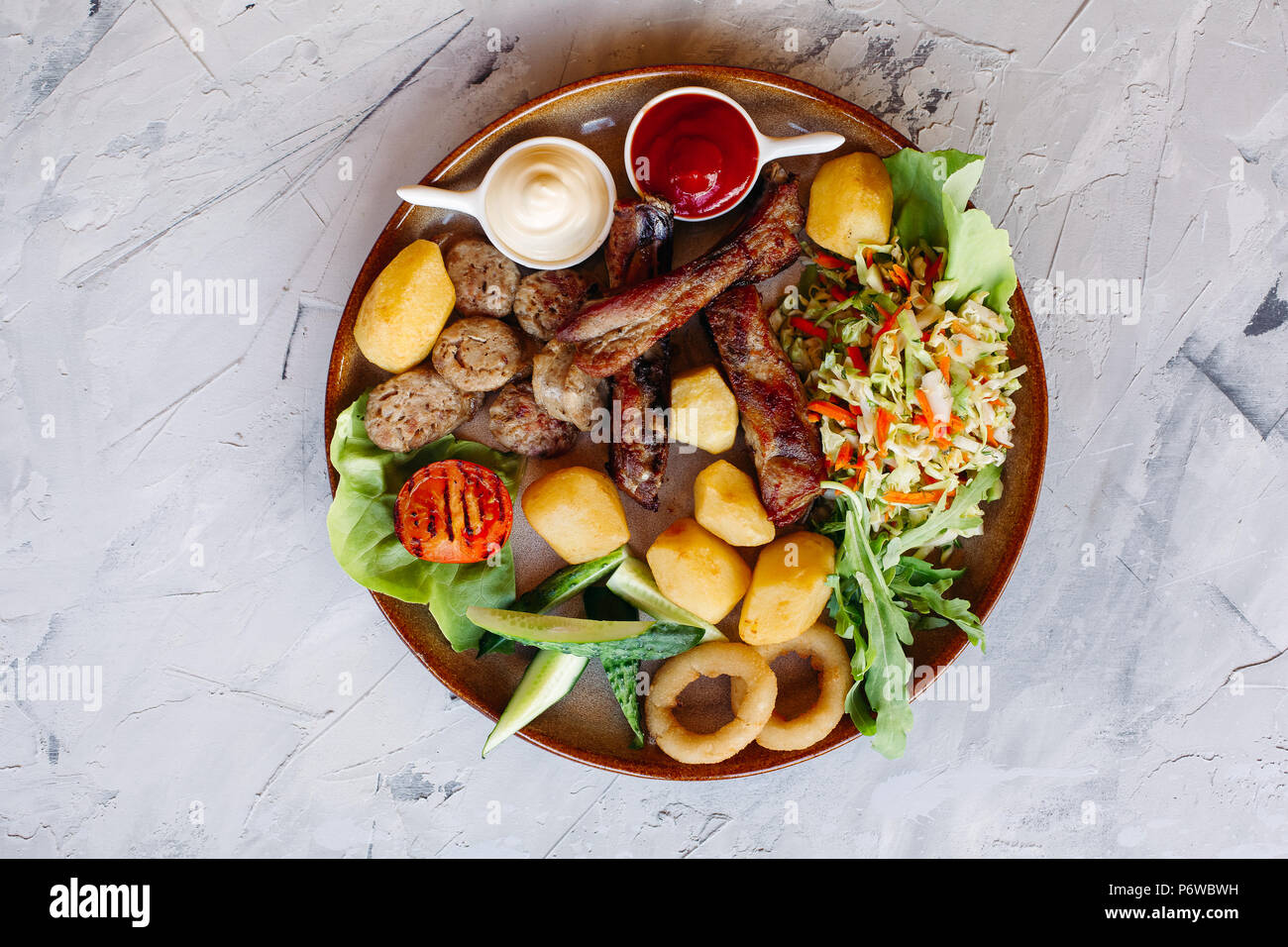 Ansicht von oben Ton Teller voll von Vorspeisen für Bier. Stockfoto